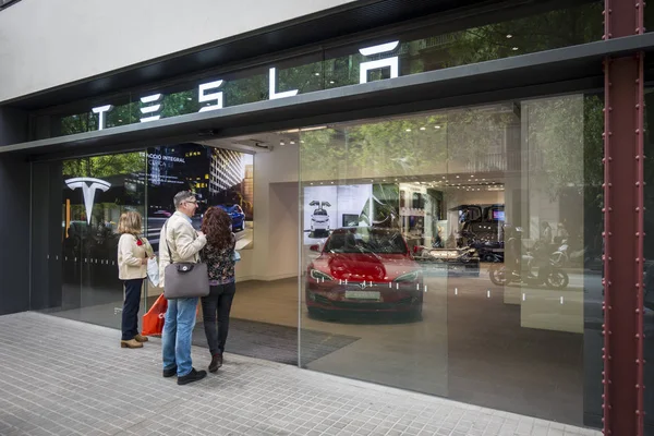 Barcelona, Espanha. Abril 2018: Tesla store near Passeig de Gracia street with model S inside . — Fotografia de Stock
