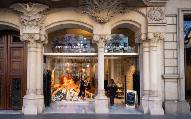 Barcelona, İspanya. Şubat 2019: Anthropologie depolamak Passeig de Gracia caddesi.