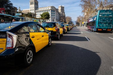 Barcelona, İspanya, Şubat 2019: tipik ve benzersiz sarı ve siyah taksiler üst üste Plaza Catalunya şehir merkezinde Barselona