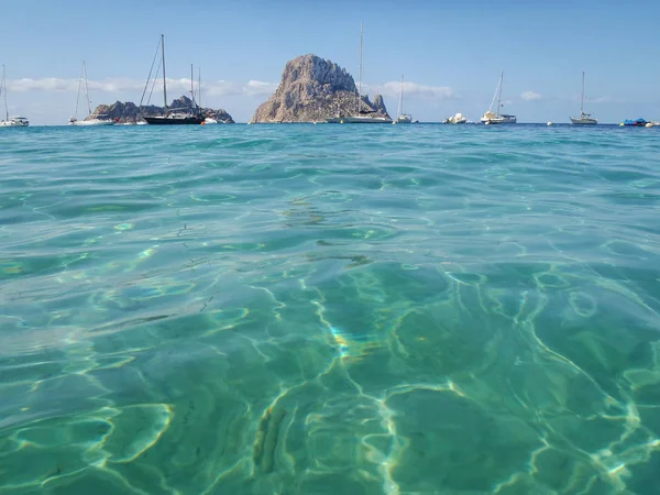 Voiliers dans les eaux turquoise méditerranéenne d'Ibiza — Photo