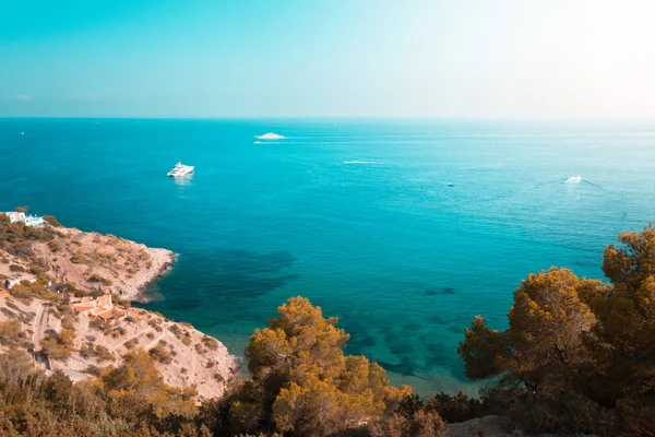 Verão mar mediterrâneo em Ibiza, Ilhas Baleares . — Fotografia de Stock