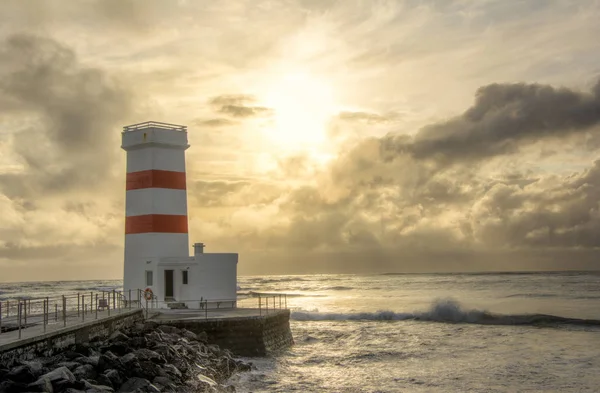 Phare islandais et mer au coucher du soleil — Photo