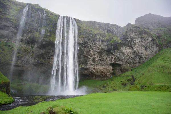 Seljalandsfoss é uma das cachoeiras mais famosas da Islândia — Fotografia de Stock