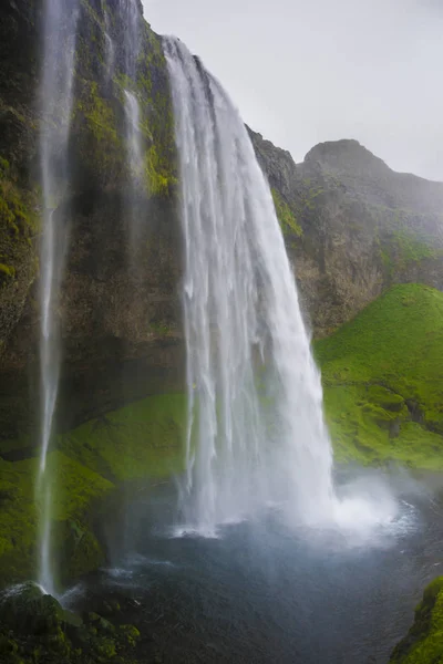 Seljalandsfoss является одним из самых известных водопадов Исландии — стоковое фото