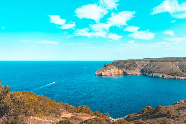 Krickente und Orange Blick auf die kleine Bucht von Cala Montgo, Costa Brava, Spanien — Stockfoto