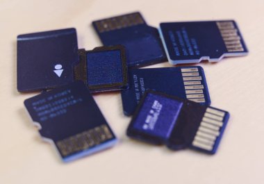 Ahşap bir masa üzerine Microsd kartların grup