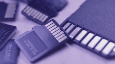Ahşap bir masa üzerine Microsd kartların grup