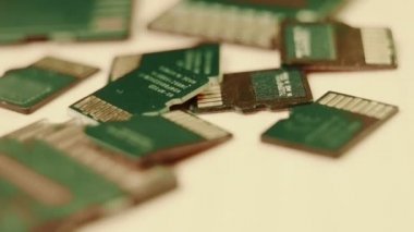 Ahşap bir masa üzerine Microsd kartların grup