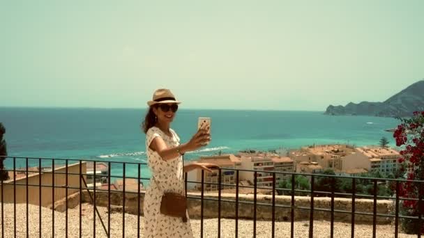 女性 selfie、顔の時間を作ったり、写真を撮るします。アルテア、スペインの観光 — ストック動画