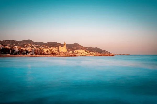 Vue de l'heure bleue de la ville méditerranéenne de Sitges dans la province de Barcelone. Espagne . — Photo