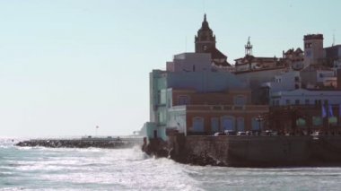 Slowmotion dalgalar çökmesini Sitges, Barcelona Eyaleti, İspanya.