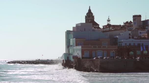 西班牙巴塞罗那的锡切斯, 巨浪. — 图库视频影像
