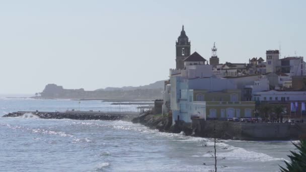 Slowmotion κύματα που σκάνε στην Sitges, επαρχία της Βαρκελώνης, Ισπανία. — Αρχείο Βίντεο