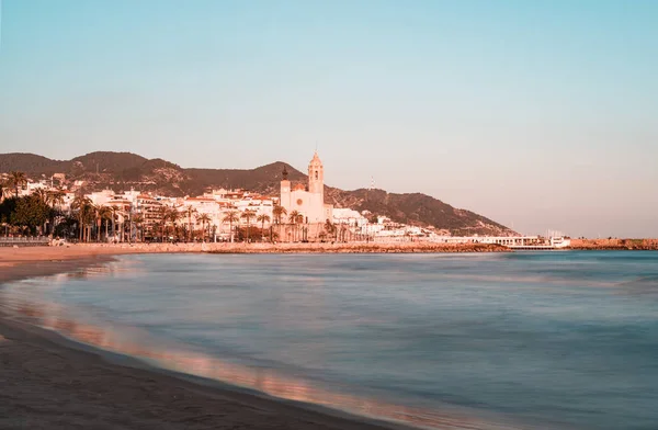 Vue de l'heure bleue de la ville méditerranéenne de Sitges dans la province de Barcelone. Espagne . — Photo