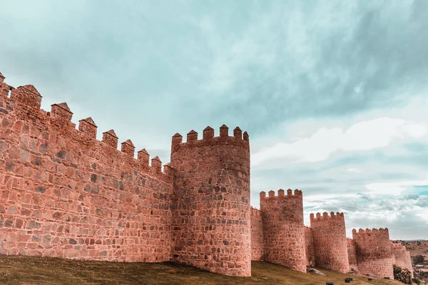 Mura della storica città di Avila, Castilla y Leon, Spagna. Umore verde acqua e arancione . — Foto Stock