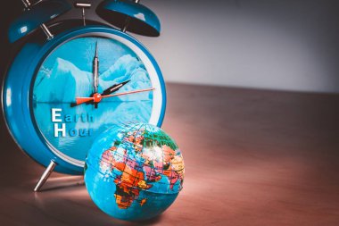 Retro çalar saat ile bir doğal buzul imge ve Earth hour simgeleyen bir küçük Dünya Dünya Top