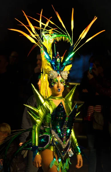 Tarragone, Espagne. 3 mars : Carnaval de Tarragone, une femme colorée en costume participant au défilé — Photo