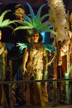 Tarragona, İspanya. 3 Mart: Tarragona karnaval, geçit törenine katılan bir kostüm renkli bir kadın