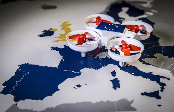 Mini dronă care zboară pe o hartă a UE. Reguli europene pentru conceptul de lege a aeronavelor aeriene cu drone — Fotografie, imagine de stoc