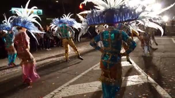 Таррагона, Испания. 3 марта: Таррагонский карнавал, красочная группа неизвестных в костюмах танцующих и участвующих в параде — стоковое видео