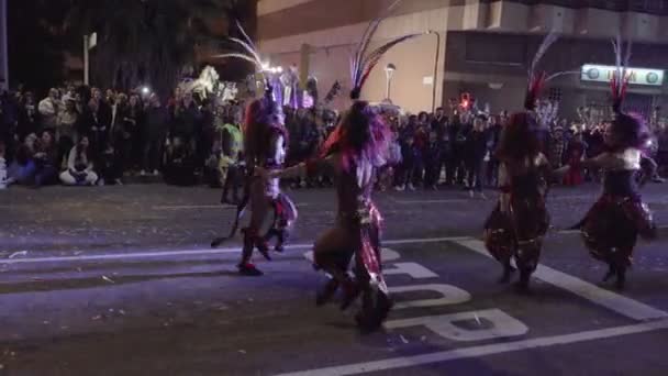 Tarragona, España. 3 de marzo: Tarragona Carnaval, colorido grupo de personas no identificadas en disfraces bailando y participando en el desfile — Vídeo de stock