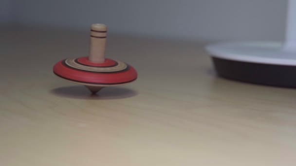 Slow motion houten spinnen boven in actie — Stockvideo