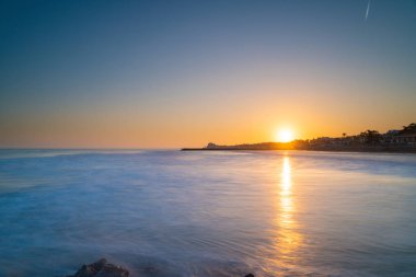 Günbatımı üzerinde Akdeniz'de Sitges, İspanya.