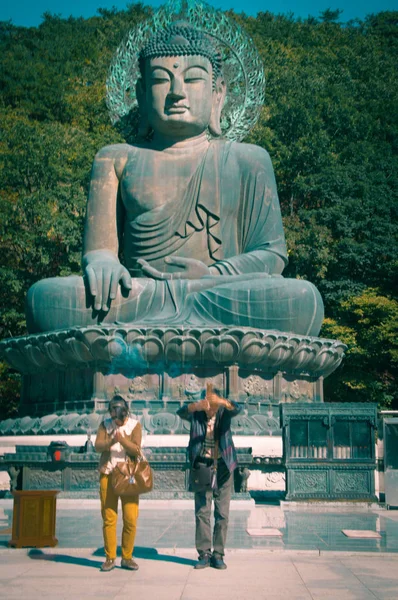 Kimliği belirsiz kişi Buda Seoraksan Milli Parkı'nda heykeli önünde dua — Stok fotoğraf