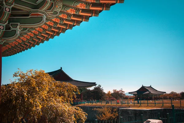 Turista no Donggung Palace e Wolji Pond em Gyeongju, Coreia do Sul . — Fotografia de Stock