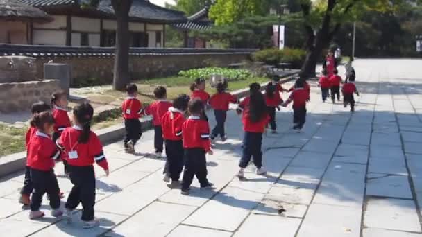 Сеул, Південна Корея, Жов 2012: Корейська дитячий сад дітей на екскурсія до Кенбоккун в Сеулі — стокове відео