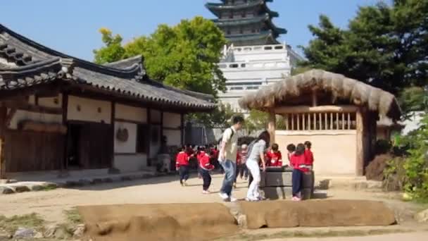 Seoul, Güney Kore, Ekim 2012: Kore anaokulu çocukları için Ulusal Halk Müzesi, Kore'de Seoul gezi — Stok video