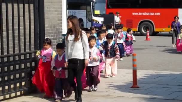 โซล เกาหลีใต้ ตุลาคม ค.ศ. 2012: กลุ่มเด็กในชุดเกาหลีดั้งเดิมหรือฮันบก — วีดีโอสต็อก