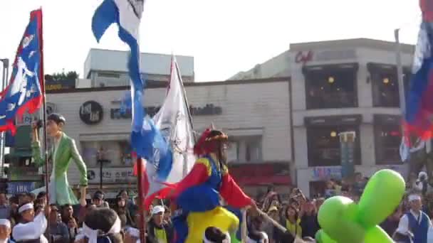 Seoul, Südkorea, Oktober 2012: Straßenperformance während des itaewon globalen Dorffestes 2012 in seoul. — Stockvideo