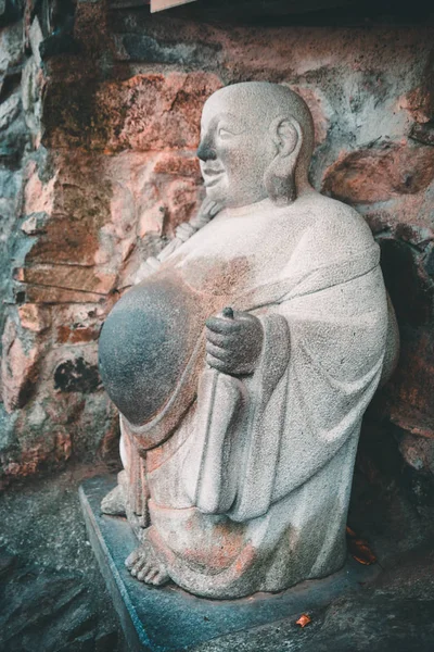 Ancient laughing buddha statue in Yonggungsa Buddhist temple in Busan, South Korea — Stock Photo, Image