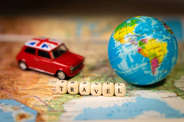 Мініатюрна іграшка старовинний автомобіль і світова карта на карті. концепція подорожей і транспорту . — стокове фото