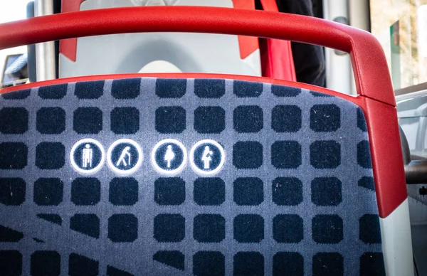 Primer plano del icono redondo asiento prioritario para personas mayores, embarazadas o discapacitadas en un asiento de autobús en Barcelona —  Fotos de Stock