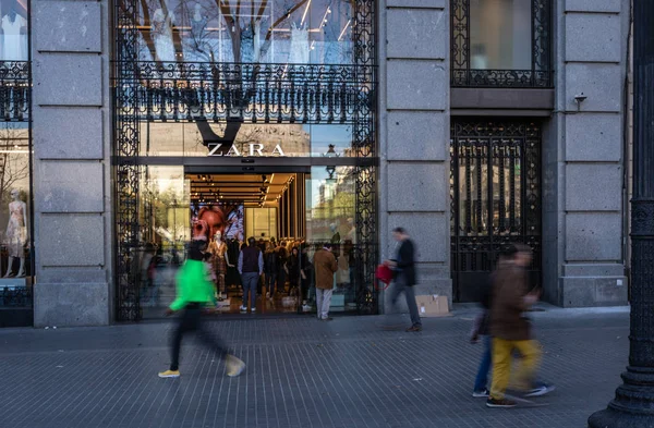 Barcelona, España. Marzo 2019: Gente caminando frente a la tienda Zara — Foto de Stock