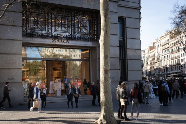 Barcelona, Spanien. Mars 2019: Människor gå framför Zara lagra — Stockfoto