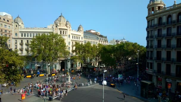 Multitud de personas anónimas caminando por la Rambla de Barcelona — Vídeos de Stock