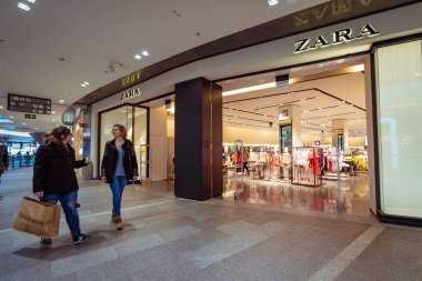 Reus, İspanya. Mart 2019: Zara moda La Fira alışveriş merkezinde saklayın. Zara İspanya'dayalı bir Galiçyaca hızlı moda giyim ve aksesuarları perakendeci olduğunu.