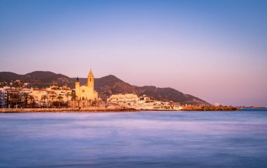 Mavi saat görünümü Barcelona ili Akdeniz Sitges şehir. İspanya.