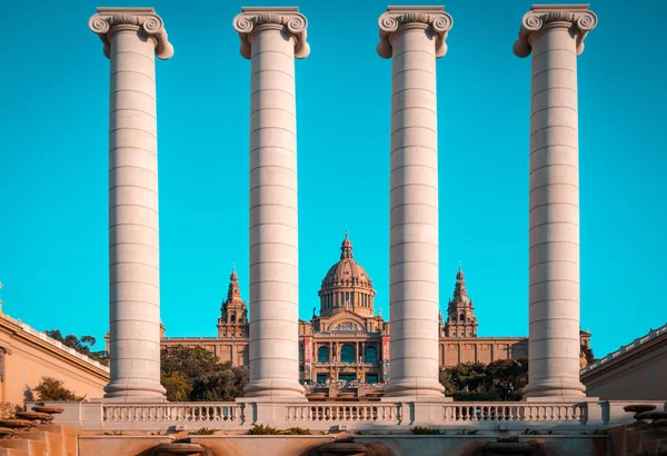 De vier kolommen Ionische zuilen in de buurt van Palau Nacional in Barcelona — Stockfoto