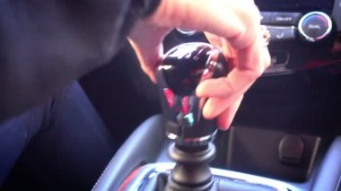 Close-Up kişi el araba sürüş sırasında vites değiştirme