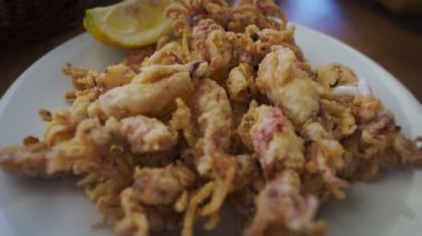 İspanyol tapaları: Bir tabak kızarmış kalamar ya da limonlu Chipirone tabağı.