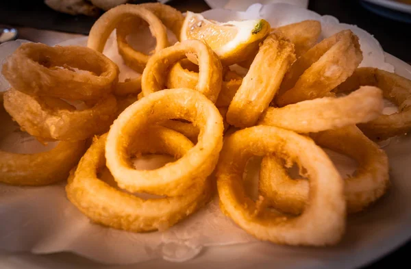 Spanish tapas: Plate of Roman-style squid or fried calamari with lemon. — Stock Photo, Image