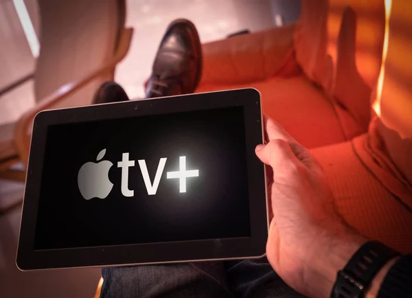 Barcelona, España. Marzo 2019: Hombre sostiene una tableta con el nuevo Apple TV plus en pantalla — Foto de Stock