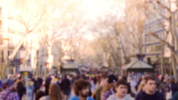 Verschwommener Hintergrund. verschwommene anonyme Menschen, die durch die Rambla von Barcelona gehen — Stockvideo