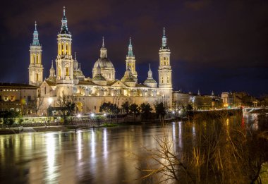 El Pilar Bazilikası'nın ve Ebro Nehri'nin Zaragoza, İspanya