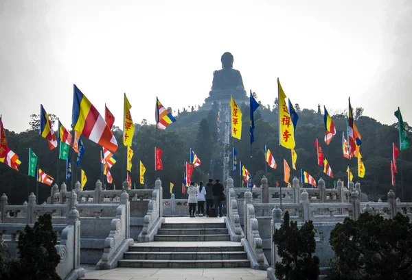 Lantau, Hong Kong Dec.2013: Människor som tittar upp på den berömda Tian Tan Big Buddha — Stockfoto