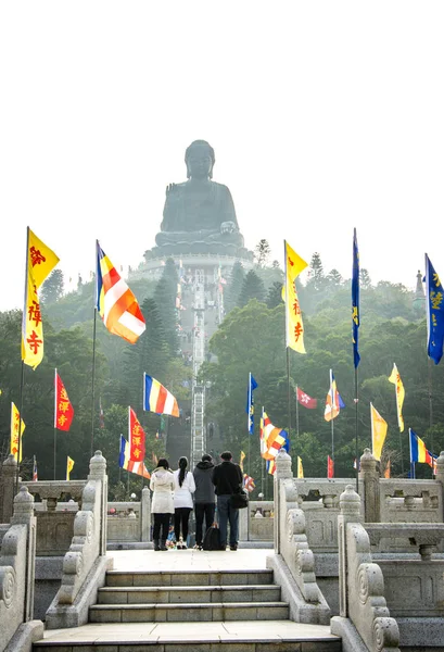 Lantau, Hong Kong Dec.2013: meşhur Tian Tan Big Buddha önünde dua insanlar — Stok fotoğraf